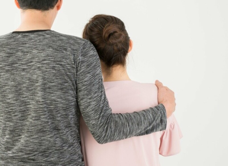 夫に子供を託し、自分は不倫相手との同棲をスタート