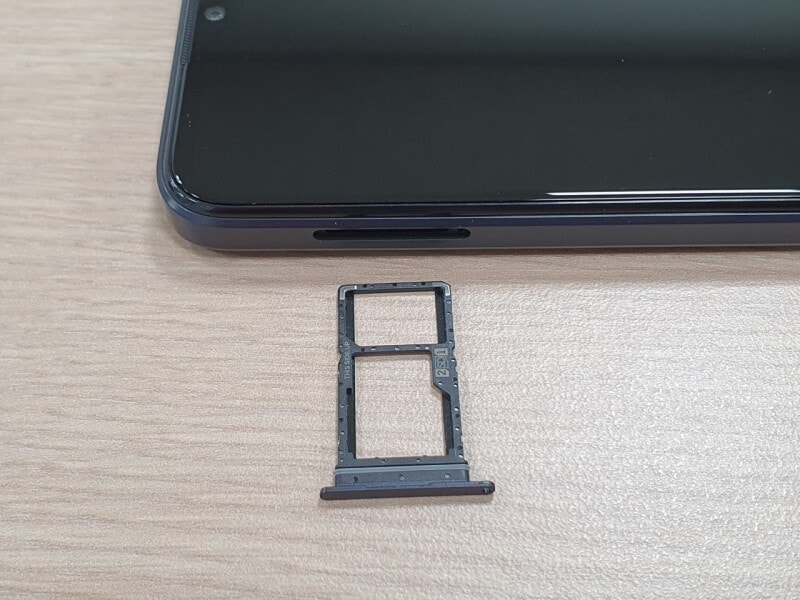 SIMスロットはデュアル仕様