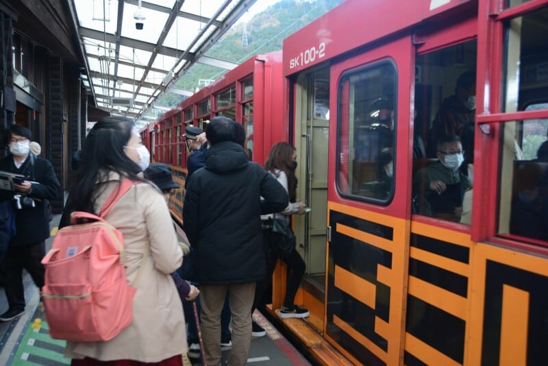 ごった返すホーム