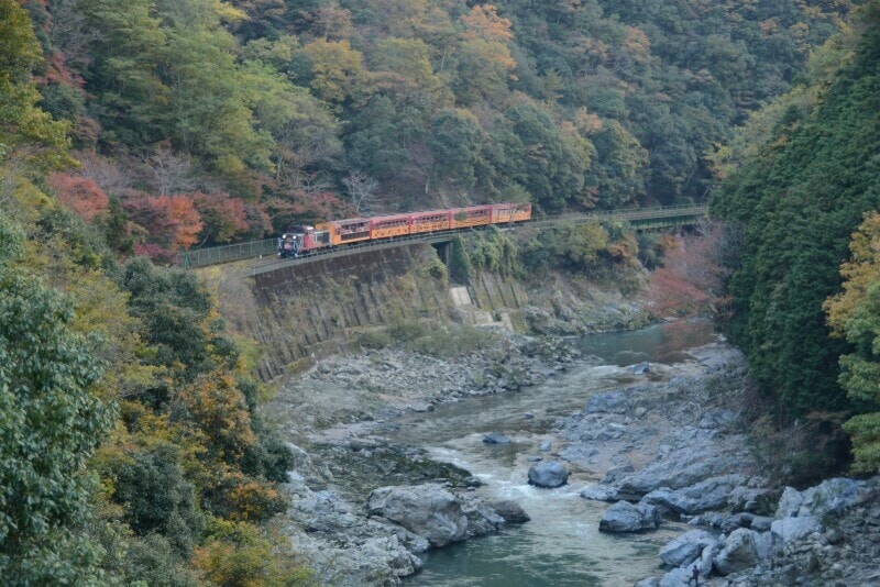 保津峡を走る嵯峨野トロッコ列車
