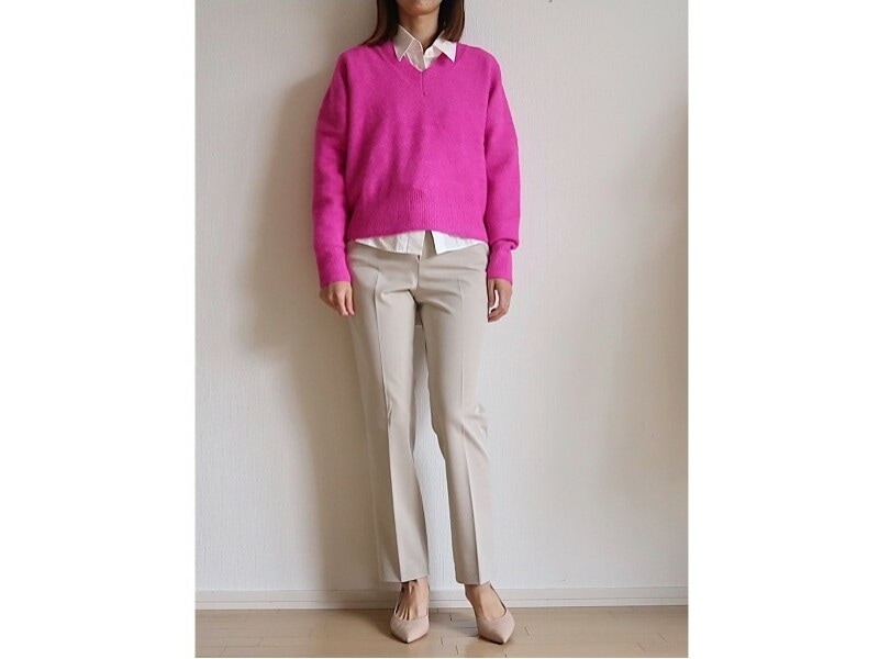 白シャツを下にレイヤードするときちんと感もアップするので大人向け