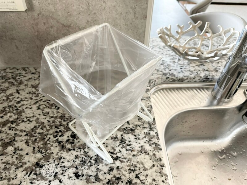 キッチンのシンク付近でミニゴミ箱として使用