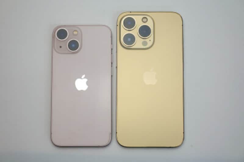 「iPhone 13」シリーズ（左）がカメラが2つ、「iPhone 13 Pro」シリーズは3つ搭載