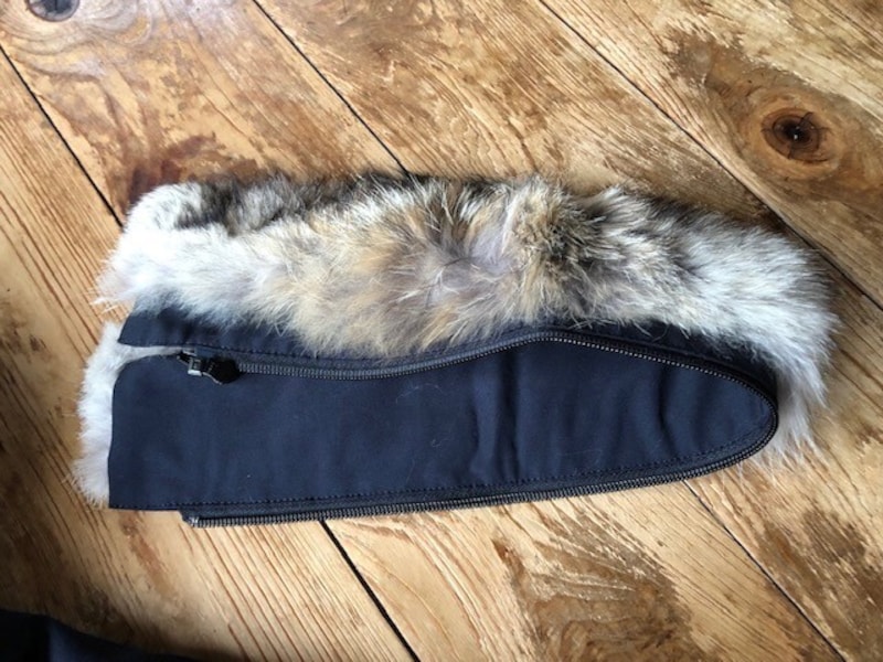 フードやファーの有無も明記