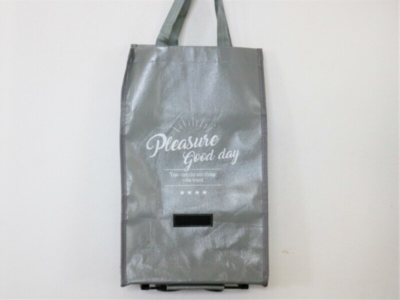 ダイソーのキャスター付き折りたたみバッグは肩に掛けて使うこともできます