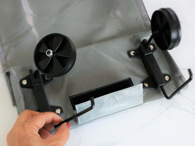 バッグを広げ底に収納されているキャスターとスタンドを立ち上げます。