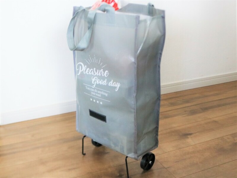キャスター付き折りたたみバッグは自立するので荷物の出し入れがラクチンです。
