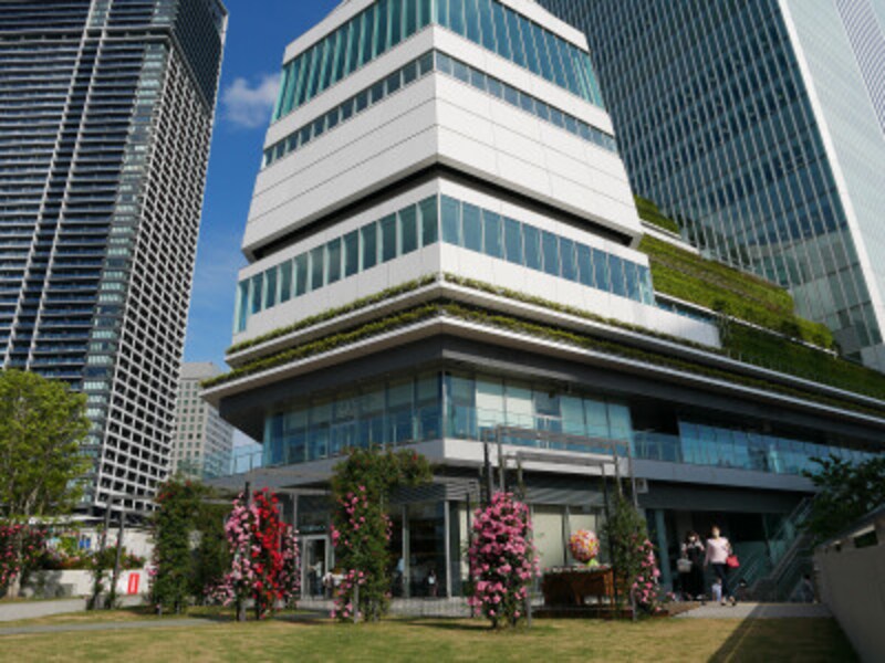横浜市新市庁舎の1～2階に位置する商業施設「LUXS FRONT（ラクシスフロント）」（2021年5月15日撮影）