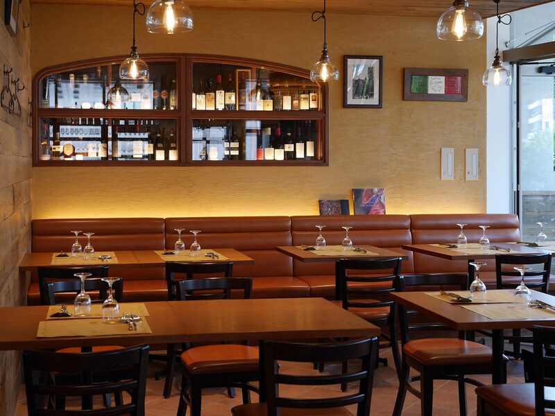 店内も広々としていて開放的。テーブル席のほかカウンター席(8席)もあります(2020年6月20日撮影)