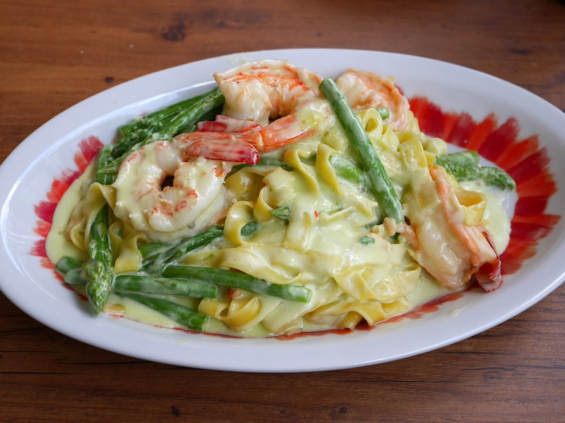 この日のランチコースのパスタ「手打ちタリアテッレ 天然エビとグリーンアスパラのクレーマ」(2020年6月20日撮影)