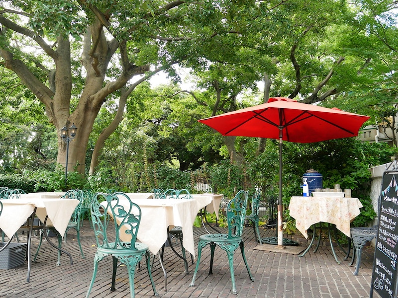 前庭にあるテラス席(2021年8月11日撮影)