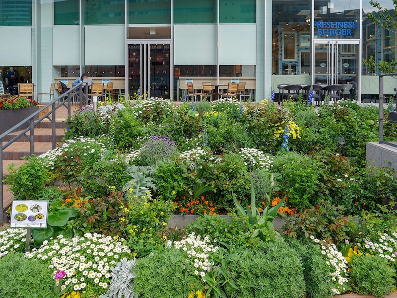 1階の水辺テラスにはテーブルやイスが置いてあります(2021年4月6日撮影)