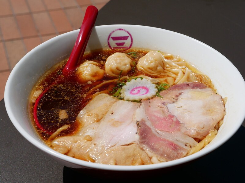 1階フードホール「横浜中華そば 維新商店」のメニューもテラス席で食べられます(2021年4月19日撮影)