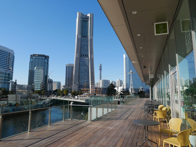 2階水辺デッキには各店のテラス席が完備(2021年3月3日撮影)