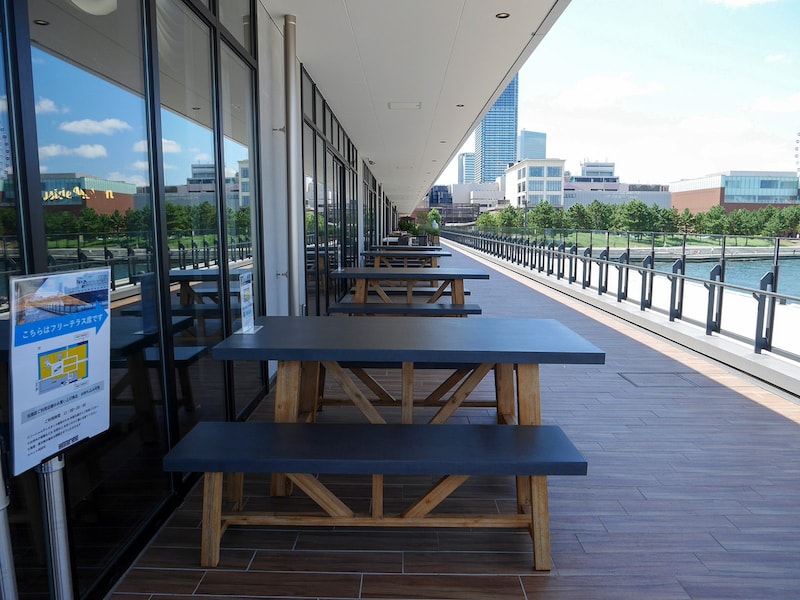 テイクアウトしたフード類を食べることができる「フリーテラス席」(2020年8月29日撮影)