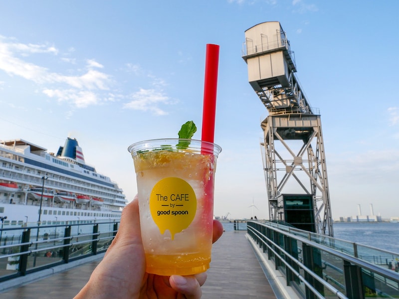 近代化産業遺産「ハンマーヘッドクレーン」を見ながらテイクアウトドリンクを(2021年5月10日撮影)