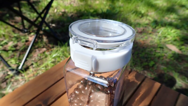 ワンプッシュで開閉できる保存容器