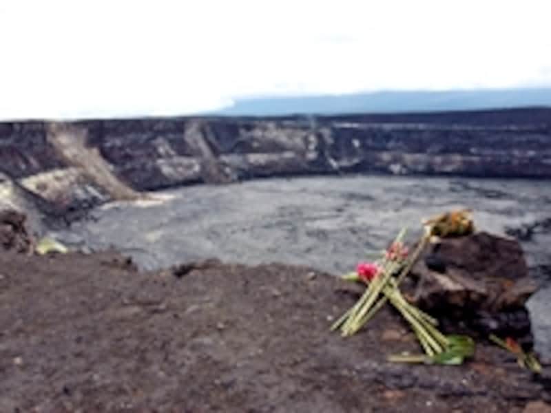 火の女神ペレが住むといわれるキラウエア火山のハレマウマウ火口。ハワイアンたちはここに踊りやレイなどを捧げて、神に祈る