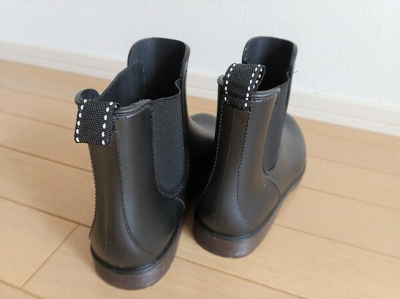 後ろにタブが付いているので雨の日の着脱も楽チンです