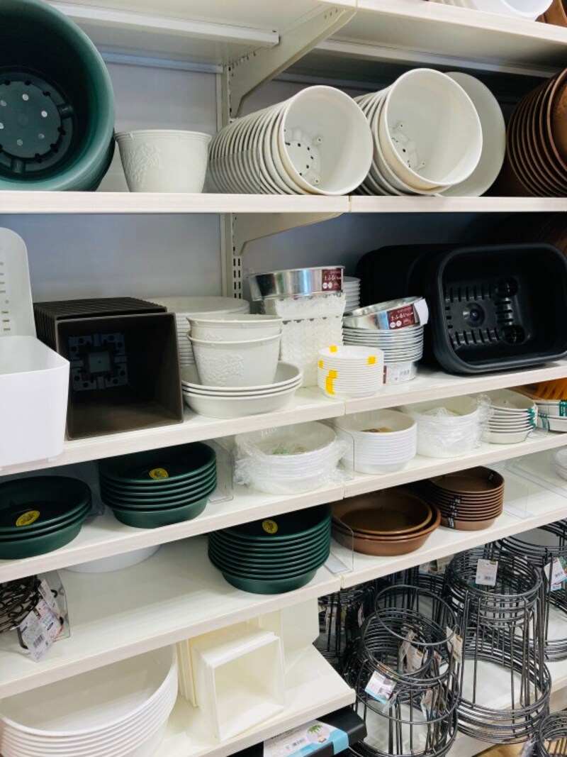 あらゆるサイズの植木鉢がワンコーナーに