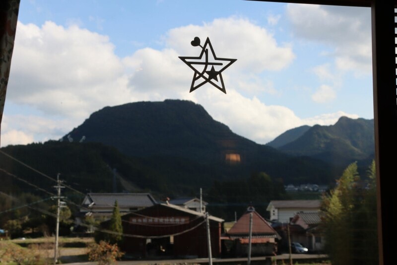 風変わりな伐株山。窓ガラスには「或る列車」のロゴ