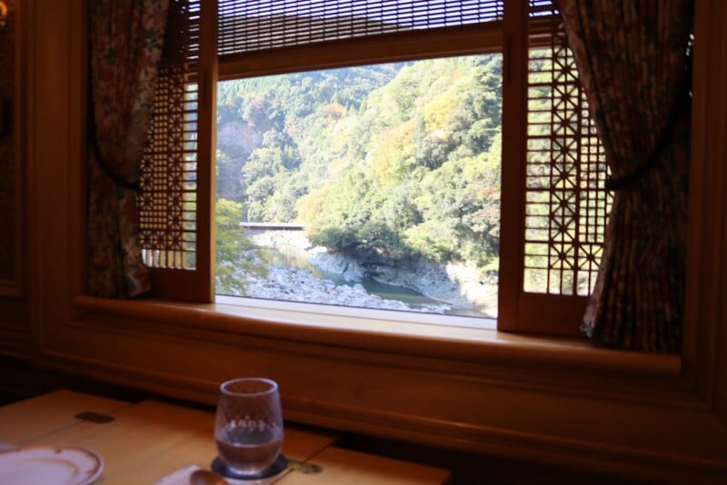 渓谷の車窓