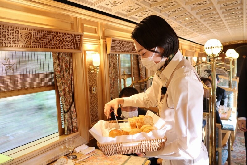 パンを配るスタッフ