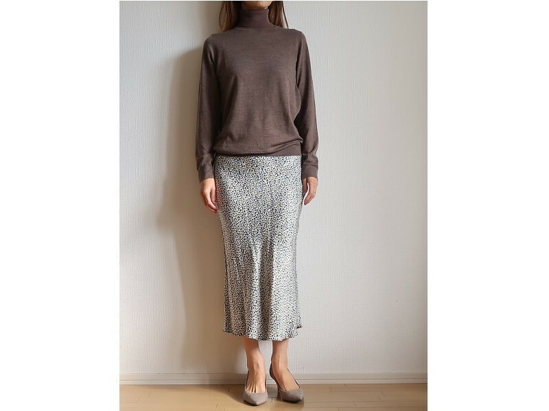 スカートなどのフェミニンなアイテムにも合わせやすい