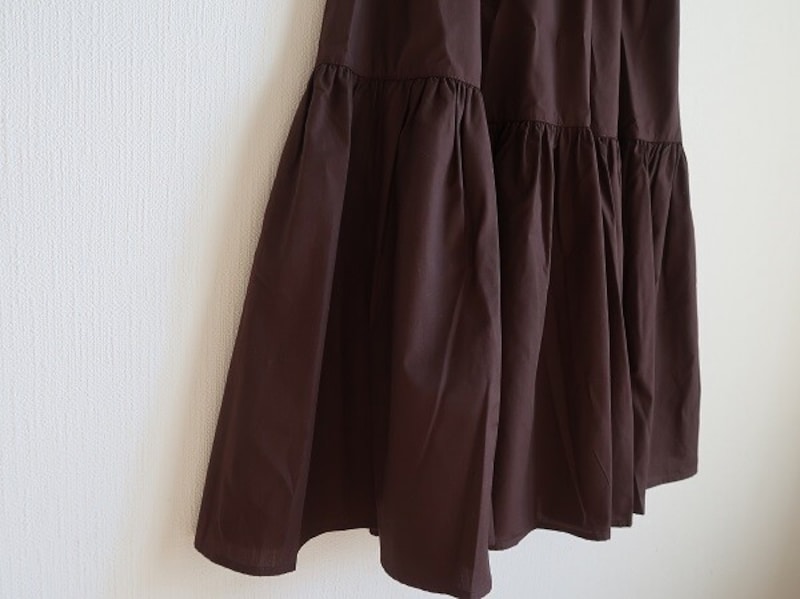 裾に入ったティアードのデザインが大人にちょうどいい甘さをプラス