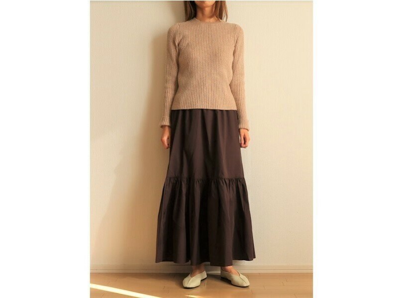 裾にボリュームのあるシルエットでシンプルコーデでもおしゃれ見え