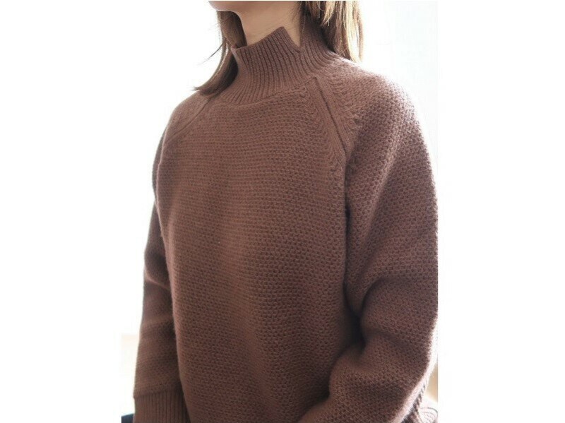 ハイネック部分にはスリット入りで抜け感も