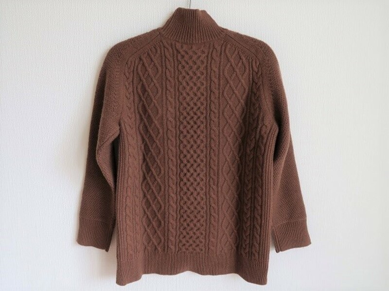 バックにはケーブル編みの模様が入っていて、違った雰囲気が楽しめます