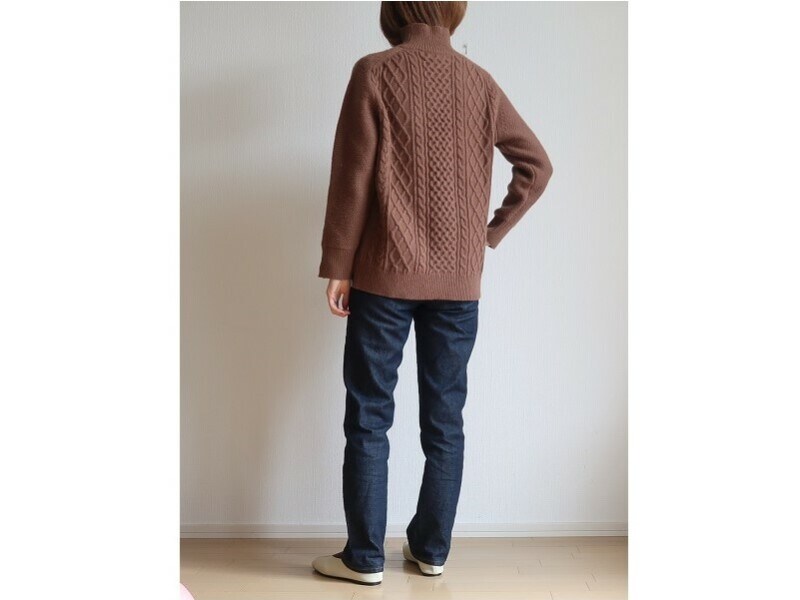 バックスタイルのケーブル編みがシンプルコーデをおしゃれに見せてくれます