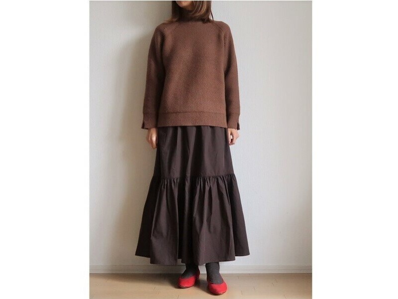 ニットの裾にリブがないため、ボトムスを選ばずスムーズに合わせやすい