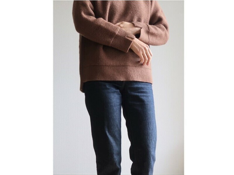 袖口に入ったカットは、下にシャツをレイヤードしても映えます