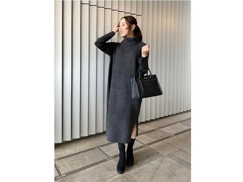 一枚でもサマになるのが嬉しいニットワンピース　出典：StyleHint