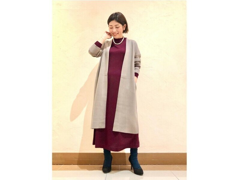 ニットのロングカーディガンやアクセサリーでエレガントに　出典：StyleHint