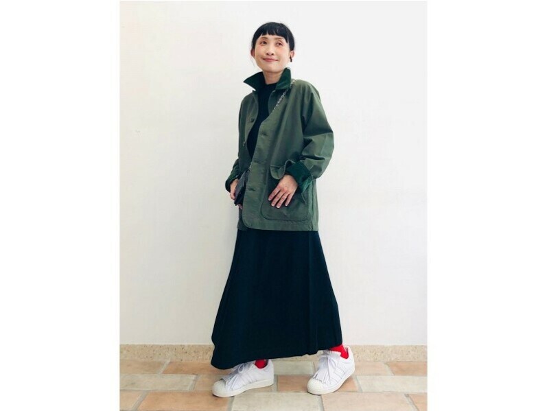 アーミージャケットや差し色ソックスでカジュアルに着崩して　出典：StyleHint