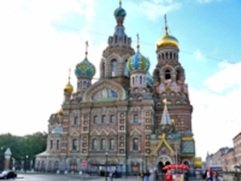 ロシア式のタマネギ型ドームが特徴的なスパース・ナ・クラヴィー教会。内部はカラフルなフレスコ画で覆われている