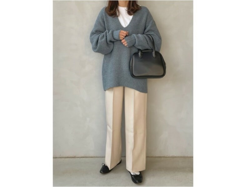 【OKコーデ】首元は横より縦に開いているものの方が重ね着も楽しめます 出典:WEAR