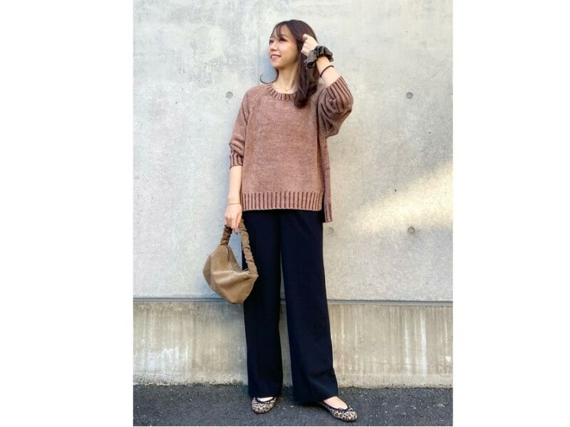 【OKコーデ】少しくすんだ色味なら、顔色も明るく見えて汚れも気になりません 出典:WEAR