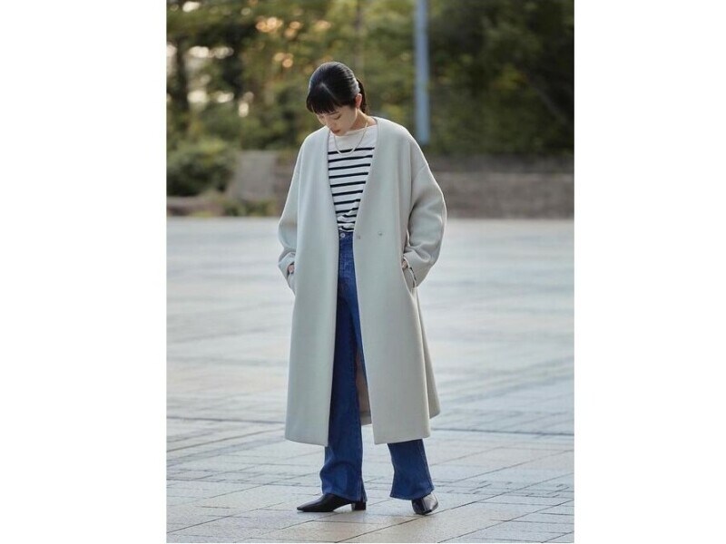 ノーカラーのオーバーサイズコートは一枚あると万能です 出典:WEAR