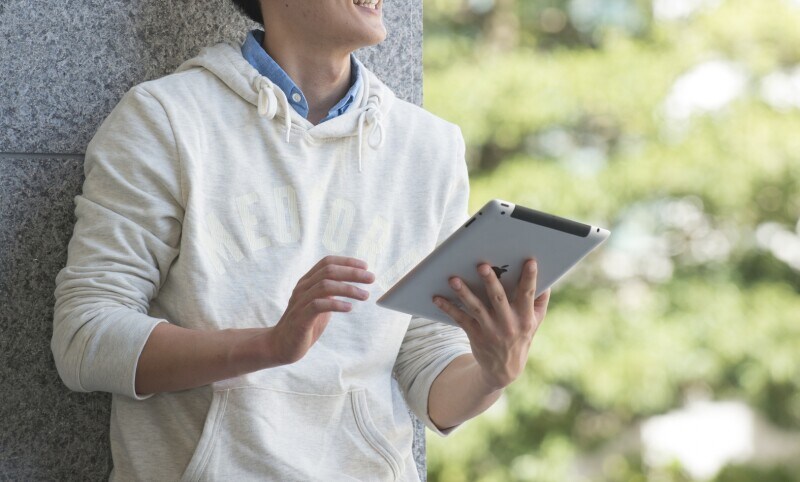 パーカーを着た男性