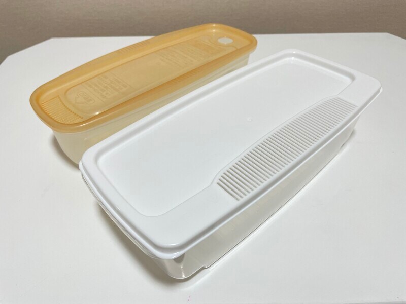 パスタ用電子レンジ調理器比較(奥:2人分しか作れない物、手前:4人分作れる物)
