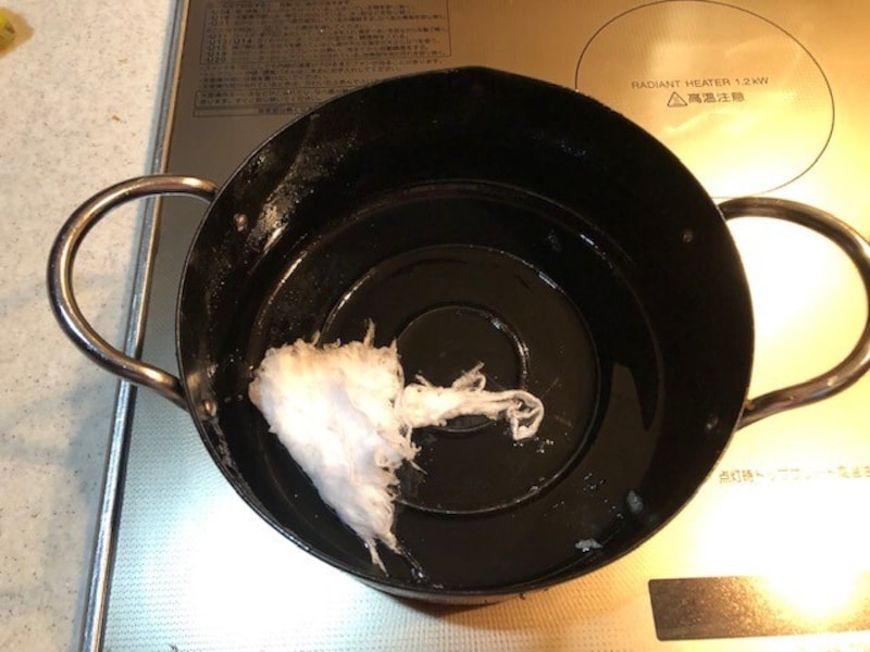 揚げ物鍋に残った油を吸収