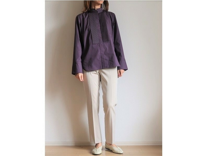 上品な印象のシャツなので、きれいめボトムスとも相性◎