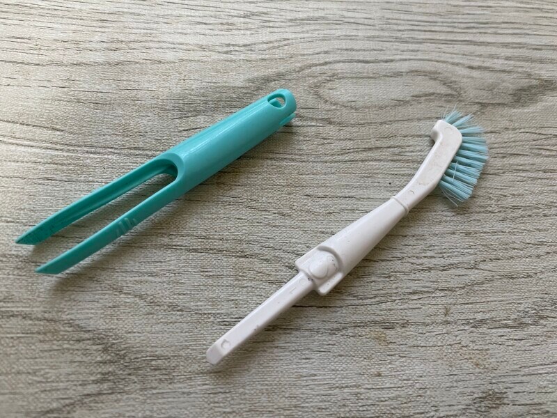 2分割したところダイソーのパッキン外せるキッチンブラシ
