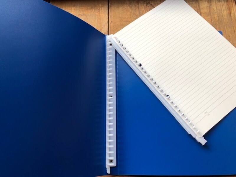 下の部分を開いてルーズリーフを入れる