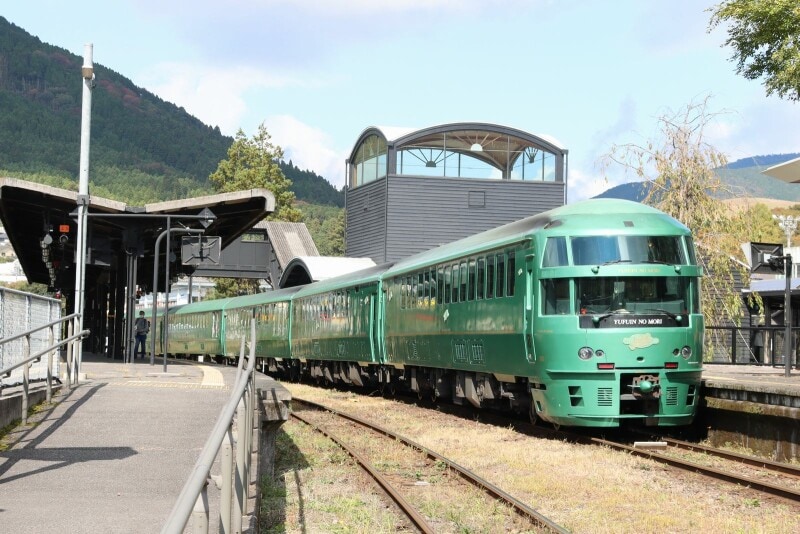 由布院駅に到着した「ゆふいんの森1号」