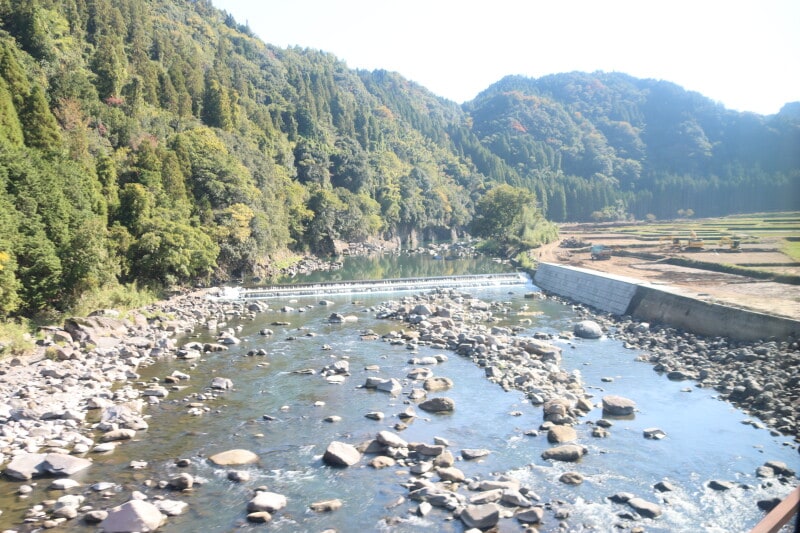 車窓から見える渓谷